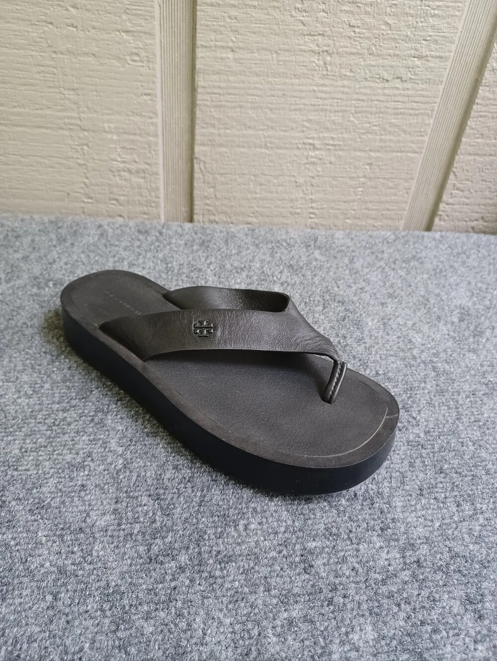 Tory Burch Leather Medallion Flip Flop Sandal Size 8 M Platform Black Minimalist